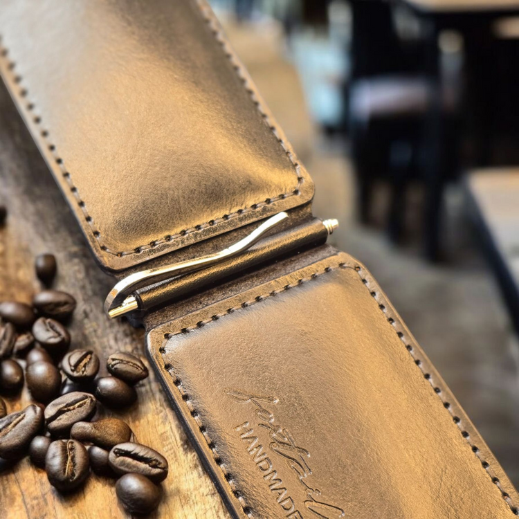 Портфейл с щипка за пари – естествена кожа и минималистичен стил.