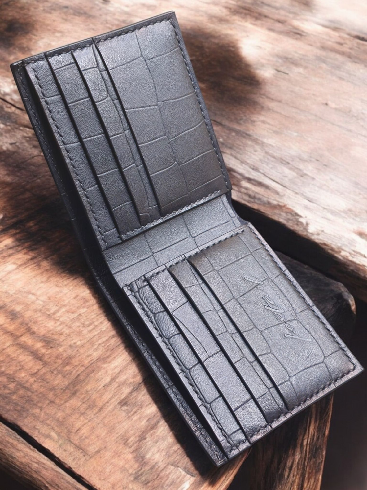 Кожен портфейл – стилен подарък за мъж със вкус към качеството.