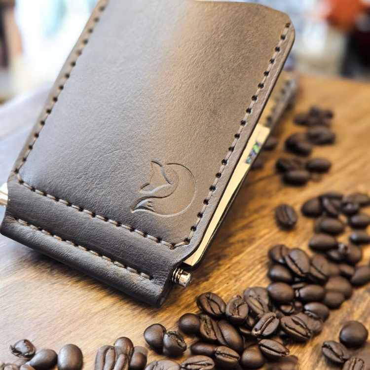 Ръчно ушит портфейл с клипс и прецизен седларски шев.