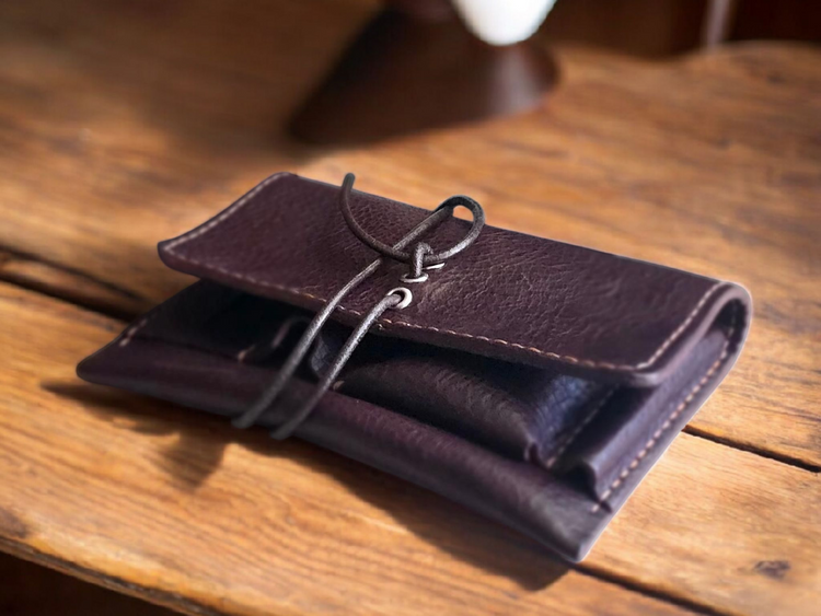 Ръчно изработен тютюнев калъф с възможност за персонализация.