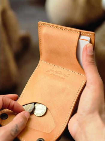 Ръчно ушит портфейл от телешка кожа с удобно отделение за банкноти, монети и карти.