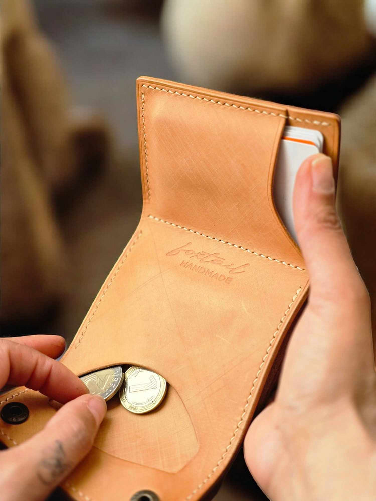 Ръчно ушит портфейл от телешка кожа с удобно отделение за банкноти, монети и карти.