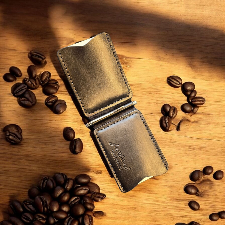 Мъжки подарък с класа – ръчно изработен кожен портфейл.