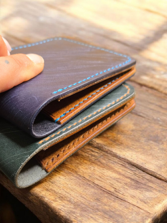 Ръчно изработен слим портфейл от естествена кожа.