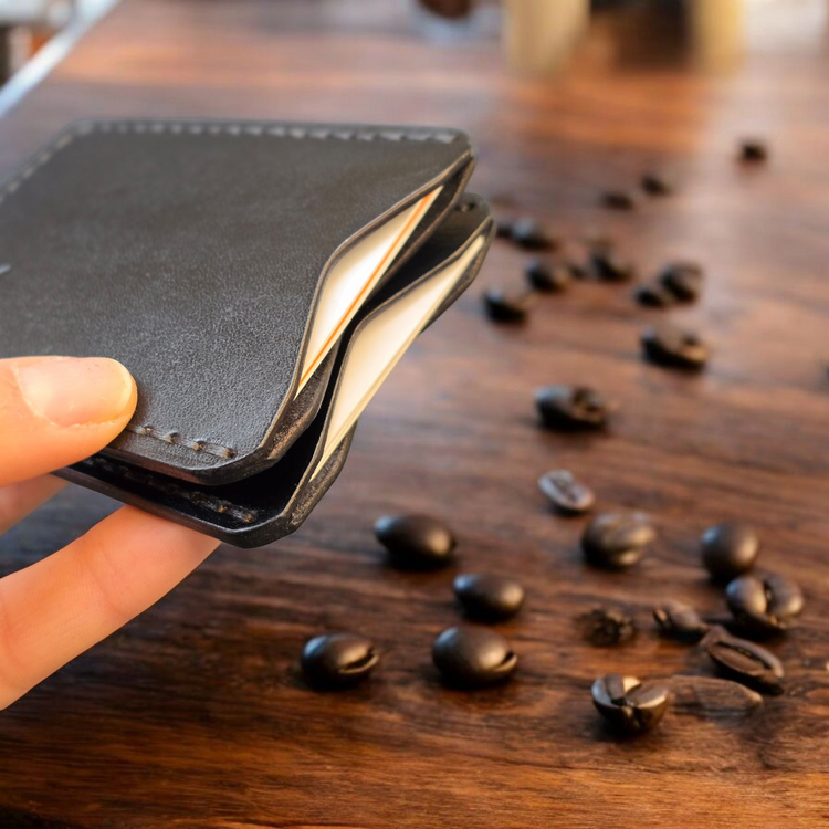 Слим портфейл за карти и банкноти – компактен аксесоар.