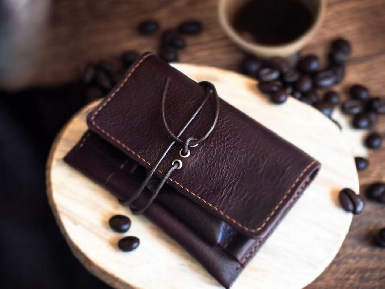 Стилен кожен аксесоар за тютюн, изработен от естествена кожа.