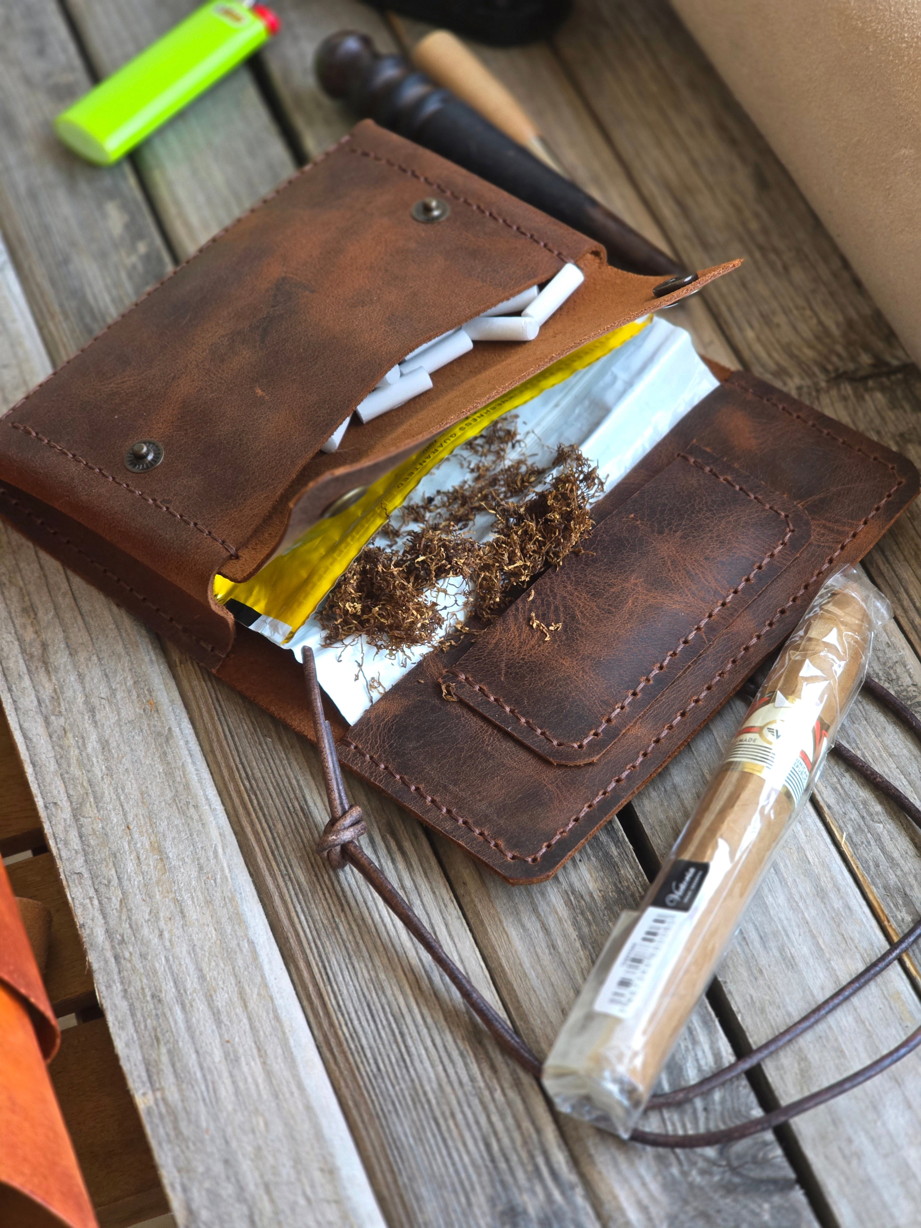 Калъф за тютюн с кожен шнур за автентично затваряне – ръчна майсторска изработка