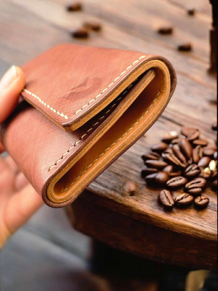 Уникален кожен портфейл – ръчно изработен в България от естествена телешка кожа. Класически стил, практичен и луксозен избор за подарък.