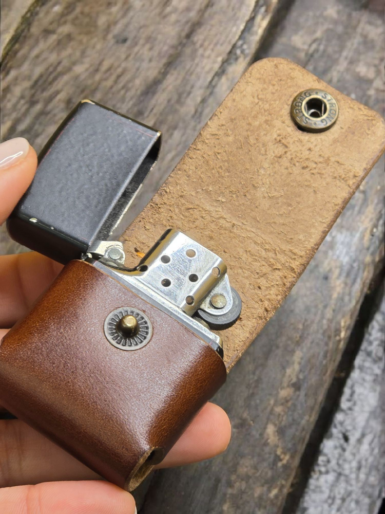 Калъф със сигурно тик-так закопчаване за Zippo.