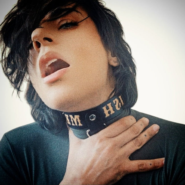 Кожен нашийник с надпис – ръчна изработка, елегантен и палав! - Foxtail Leather Goods