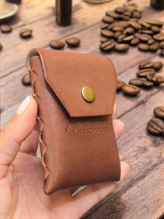 Кожен калъф за карти без шевове, ръчна изработка от естествена кожа, стил и качество.