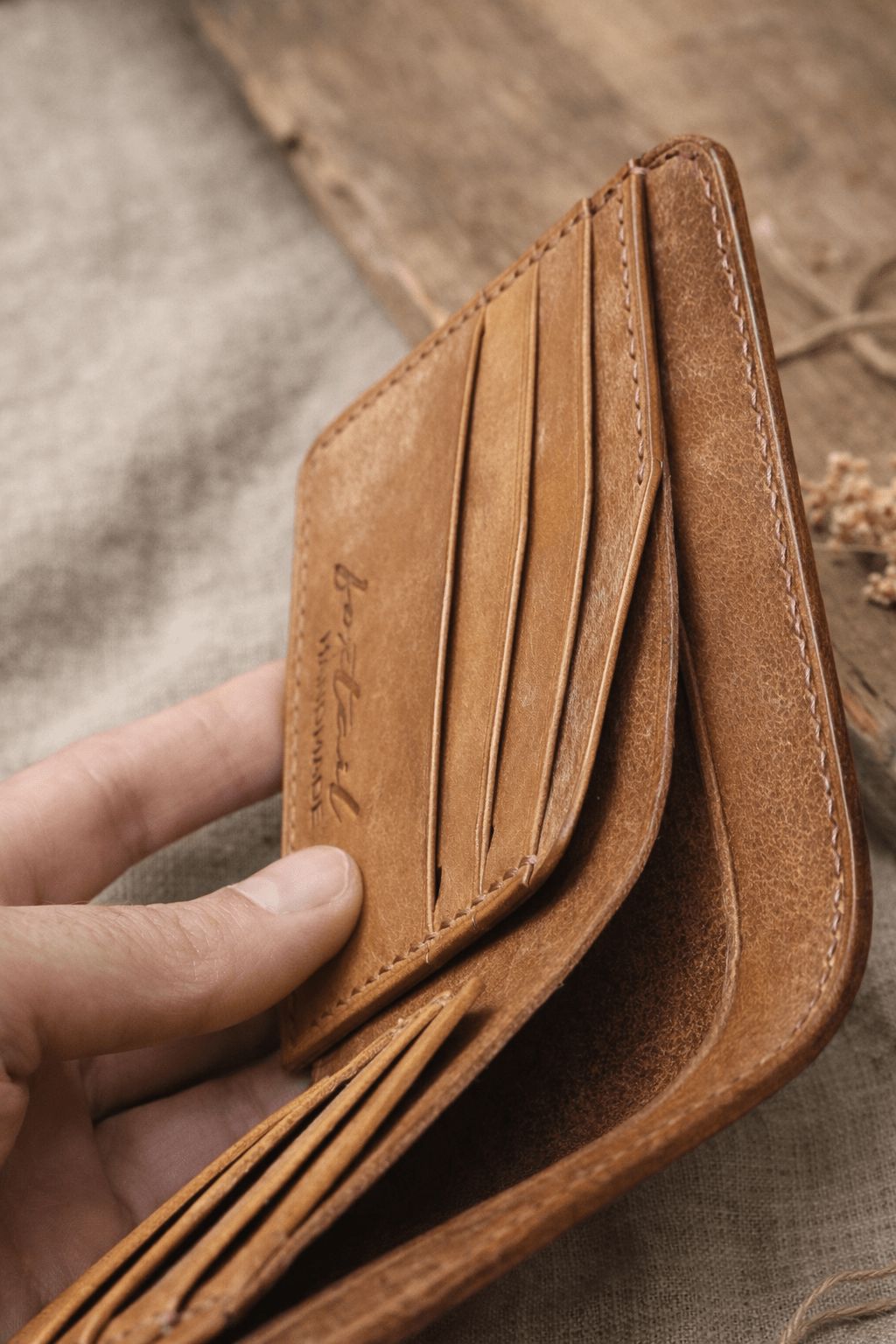 Портфейл Ambassador отворен – 6 слота за карти и лого Foxtail Handmade
