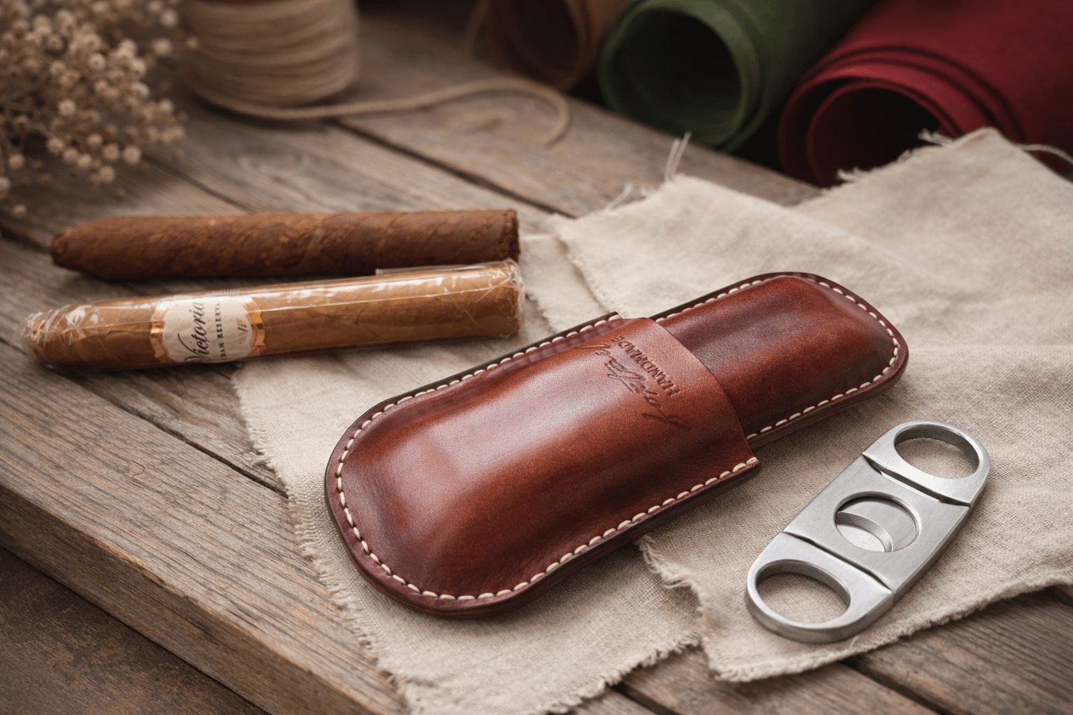 CigarVault кожен калъф за две пури затворен – резачка, Full Grain кожа, лого Handmade