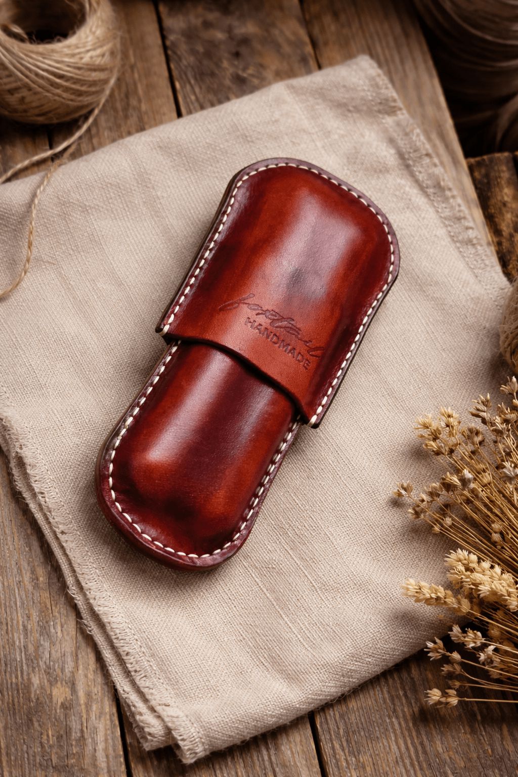 CigarVault кожен калъф за две пури затворен – релефно лого Foxtail Handmade, седларски шев