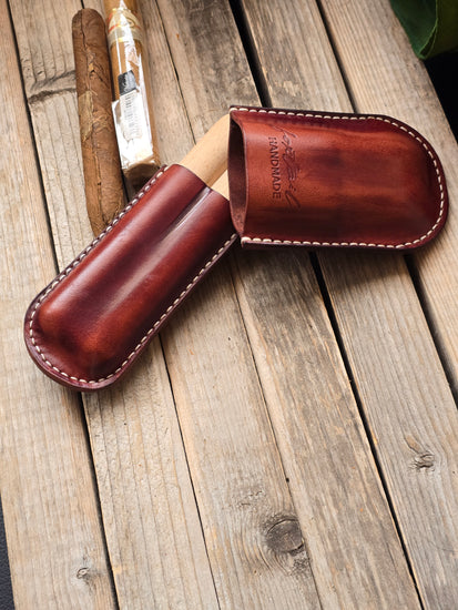 Ръчно изработен калъф за пури CigarVoyager от естествена кожа, подходящ като стилен подарък за ценители на пури.