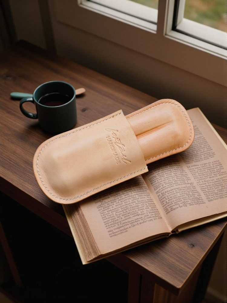 Детайл на естествената кожа при ръчно изработен кожен калъф за пури, подчертаващ високото качество и текстурата.