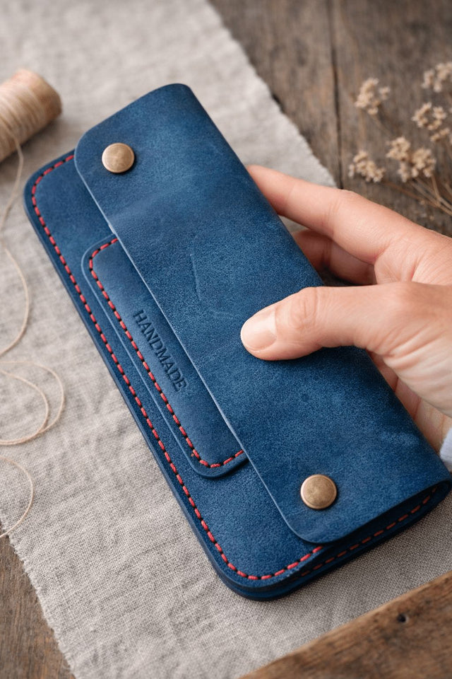 Клъч портфейл Elite Compact син в ръка – надпис Handmade и червен шев