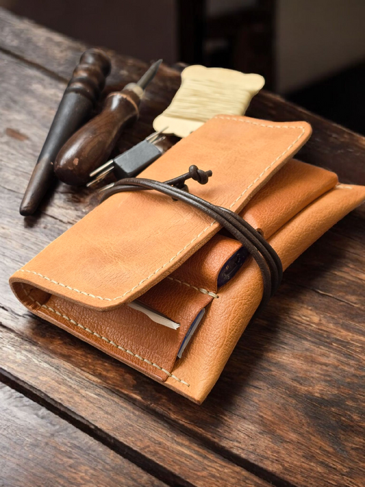 Калъф за тютюн от естествена кожа, ръчно изработен с внимание към детайла.