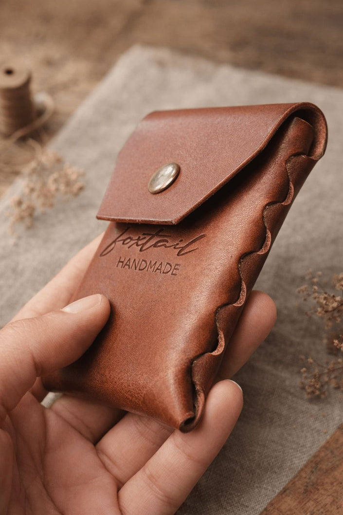 калъф в ръка показващ компактен размер