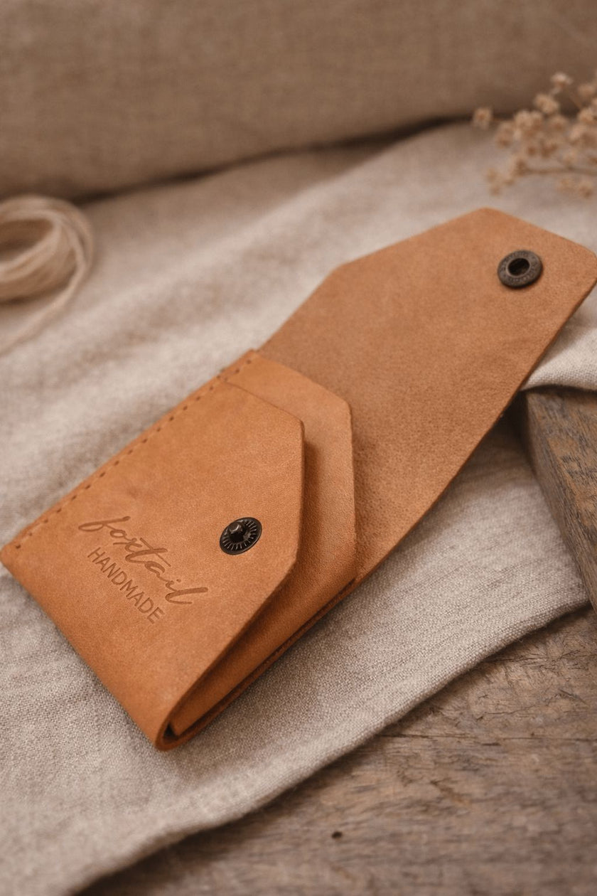 Слим картодържател Letho отворен – лого Foxtail Handmade и тик-так копчета