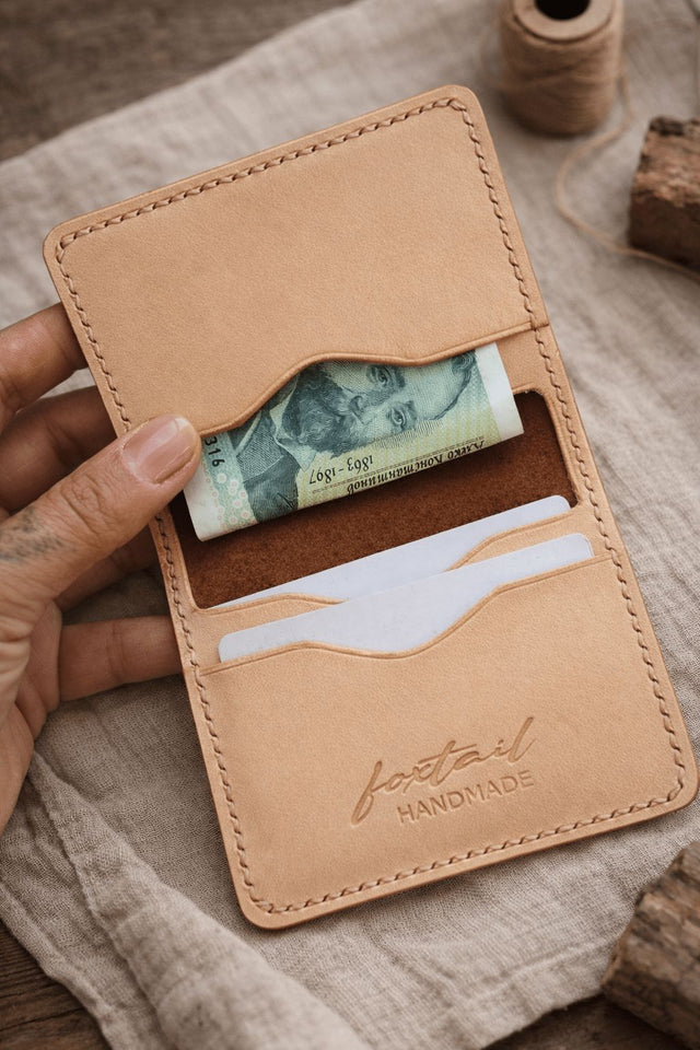 Картодържател Tervo бежов в ръка отворен – карти вътре