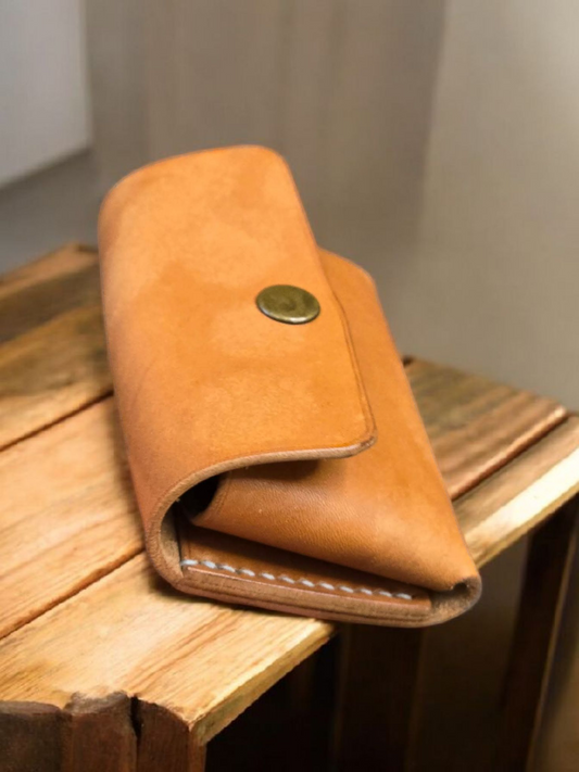 Кожен калъф за визитки – ръчна изработка и стил.