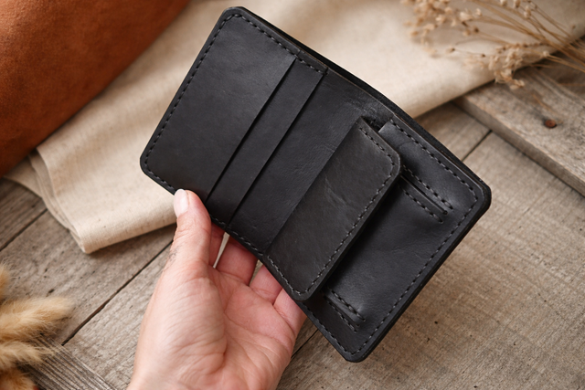 Минималистичен кожен портфейл от естествена кожа