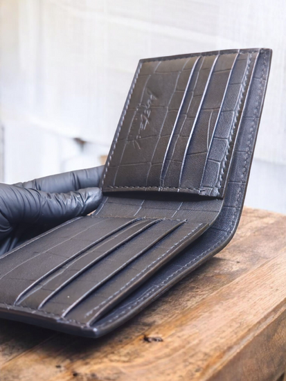 Foxtail Leather – мъжки кожен портфейл, създаден с внимание и традиция.

