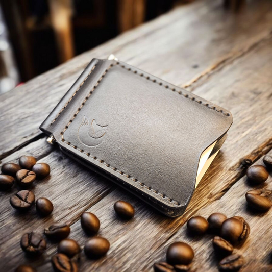 Кожен портфейл с метален клипс – ръчна изработка и елегантност.