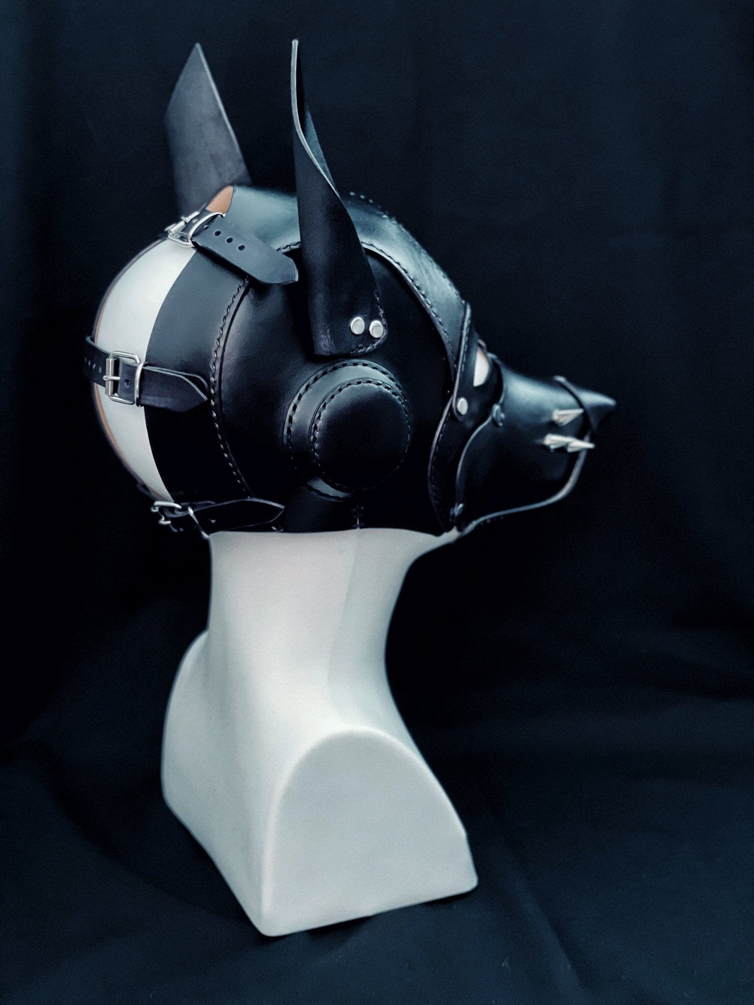 Задна част на bdsm маска с кожени каишки и метални закопчалки