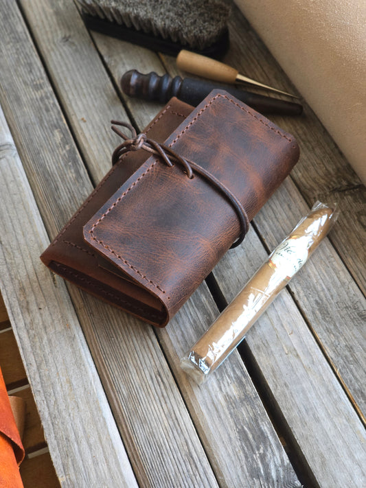 Калъф за тютюн от естествена кожа в цвят табако – ръчна изработка с винтидж усещане