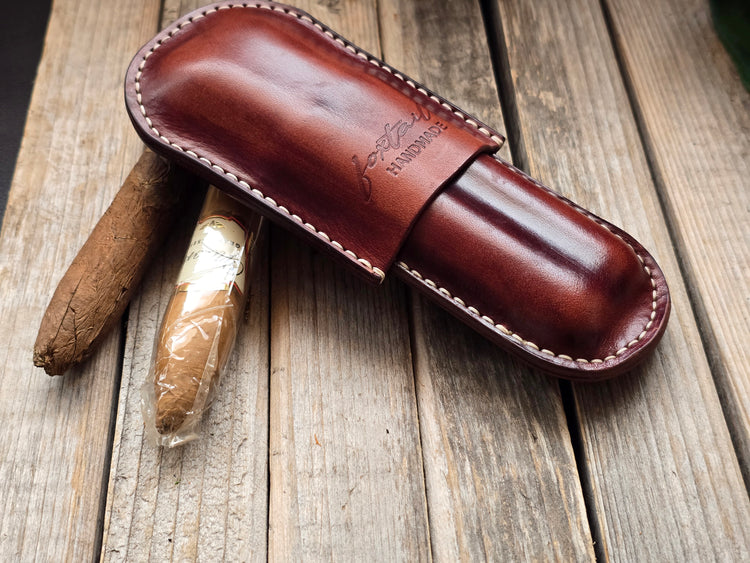 Луксозен кожен калъф за пури от естествена телешка кожа, съчетаващ ръчна изработка и гаранция за качество.