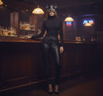 Маска на котка от естествена кожа носена в бар черен outfit цял ръст