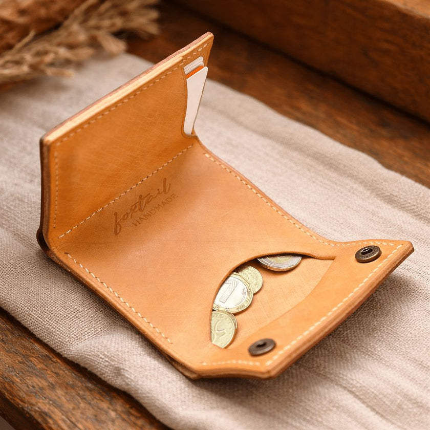 Детайл на монетника от естествена кожа Timber