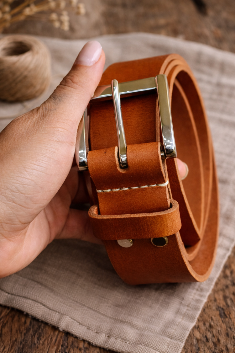 Детайл на мъжки колан от естествена кожа и текстура