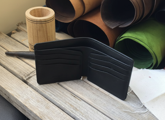 Ръчно изработен класически мъжки портфейл от естествена кожа в затворено положение, подходящ за подарък.