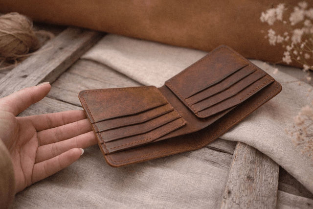 Мъжки портфейл Ambassador в ръка отворен