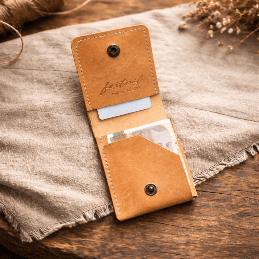 Портфейл Rocket отворен – карта, банкнота и лого Foxtail Handmade
