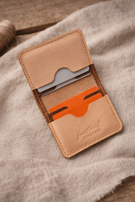 Слим портфейл Varlo 2 отворен – отделения за карти и лого Foxtail Handmade