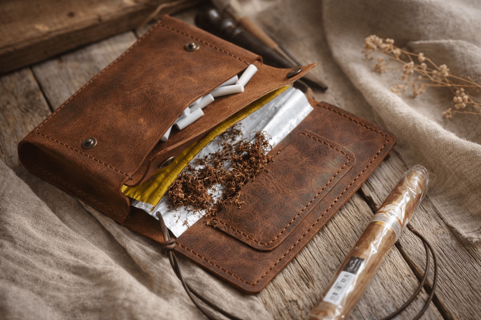 Tabacco Trail калъф за тютюн отворен – тютюн, филтри и хартийки в отделенията, Crazy Horse кожа