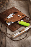 Tabacco Trail калъф за тютюн отворен – филтри, запалка и хартийки в отделенията, Crazy Horse кожа