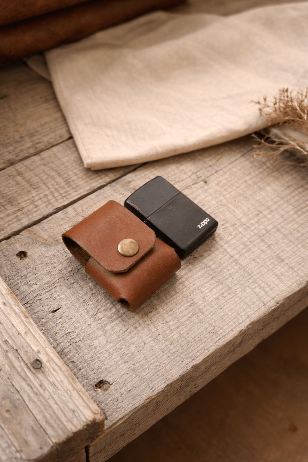 Кожен калъф за Zippo и черна Zippo запалка – Hero снимка, Full Grain кожа
