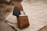 Кожен калъф за Zippo отворен – запалката вътре, отвор за избутване в долната част