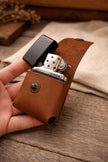 Кожен калъф за Zippo в ръка – запалката отворена, ръчна изработка Full Grain