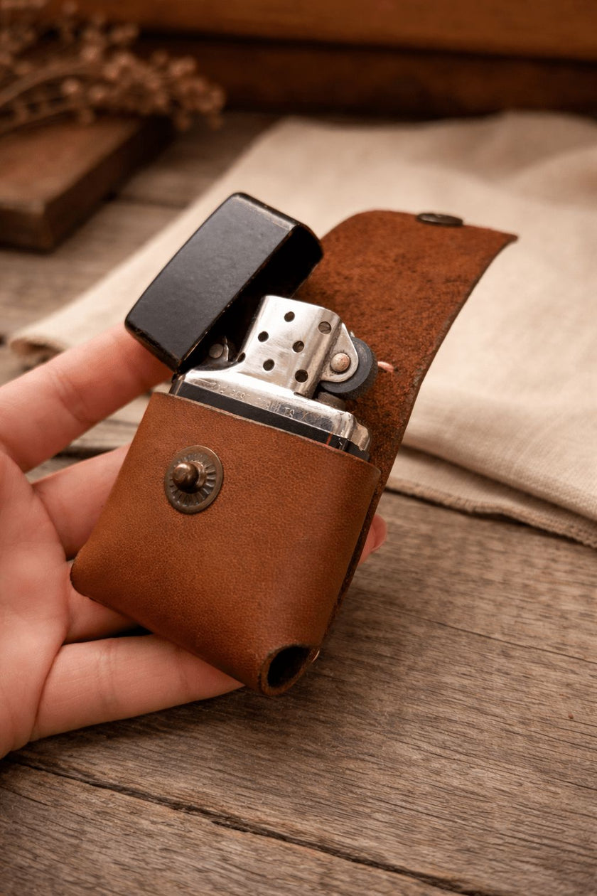 Кожен калъф за Zippo в ръка – запалката отворена, ръчна изработка Full Grain
