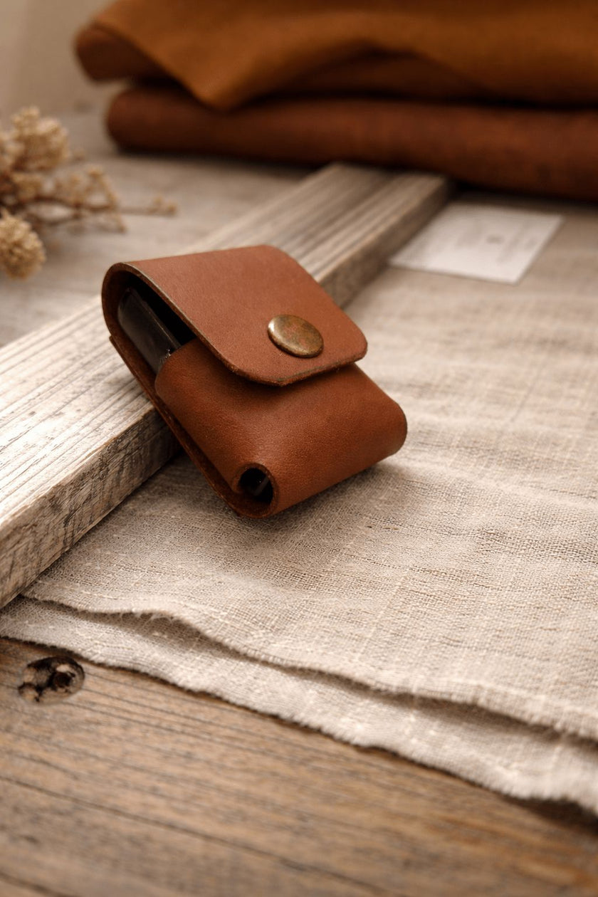 Кожен калъф за Zippo затворен – метално тик-так копче, кафява Full Grain кожа